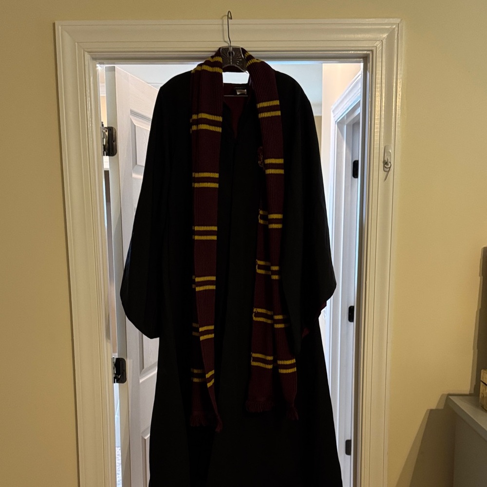 Harry Potter Black Robe w/ scarf griffindor with Ginny Weasley interactive wand